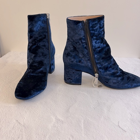 NWT Sophisticated Blue Velvet Ankle Booties with Block Heels - Picture 2 of 5